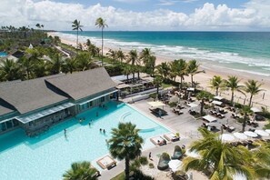 室外游泳池，池畔遮阳伞，日光浴躺椅