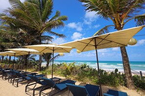 On the beach, white sand, sun loungers, beach umbrellas - The Westin Porto de Galinhas, an All-Inclusive Resort (Ipojuca)