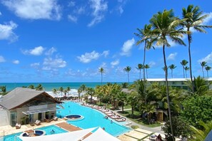 室外游泳池，提供泳池遮陽傘和日光浴躺椅