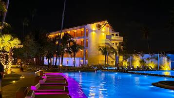 Kolam renang outdoor, dengan payung kolam renang dan kursi berjemur