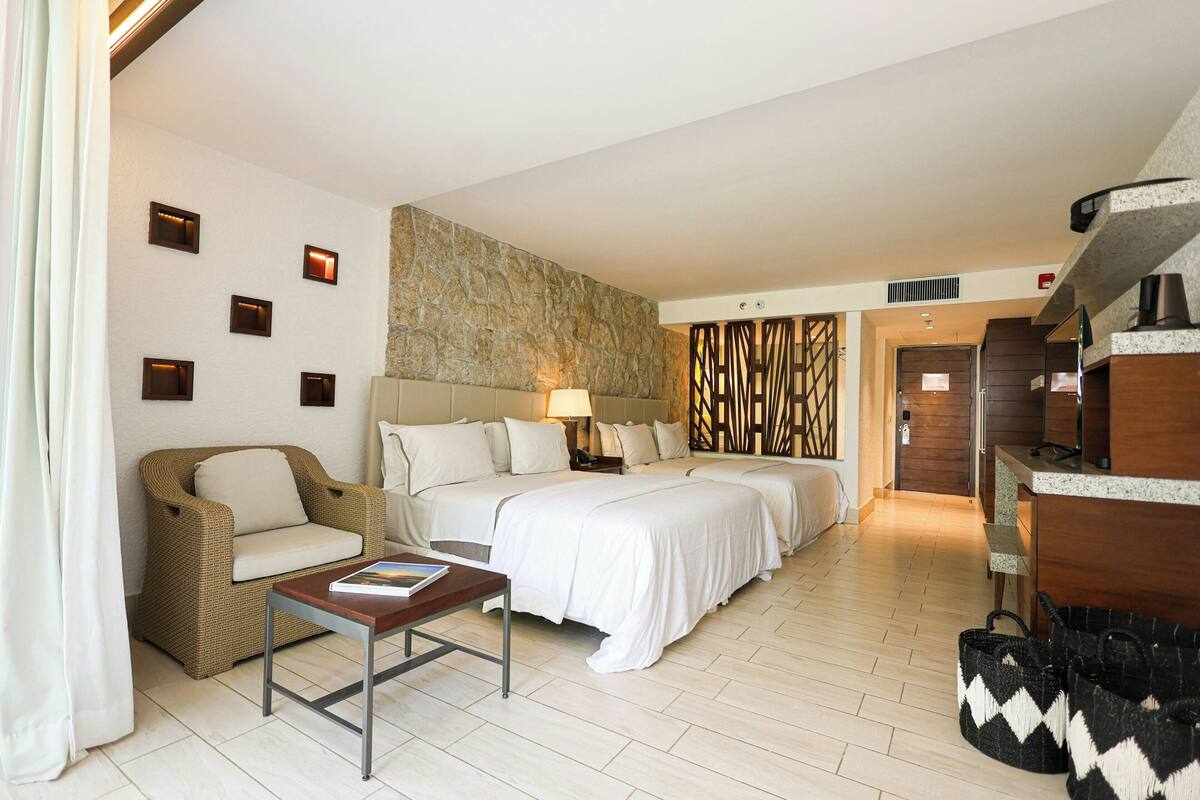 Suite, 2 Tempat Tidur Queen (Master) | Minibar, brankas, meja kerja, dan tirai kedap cahaya