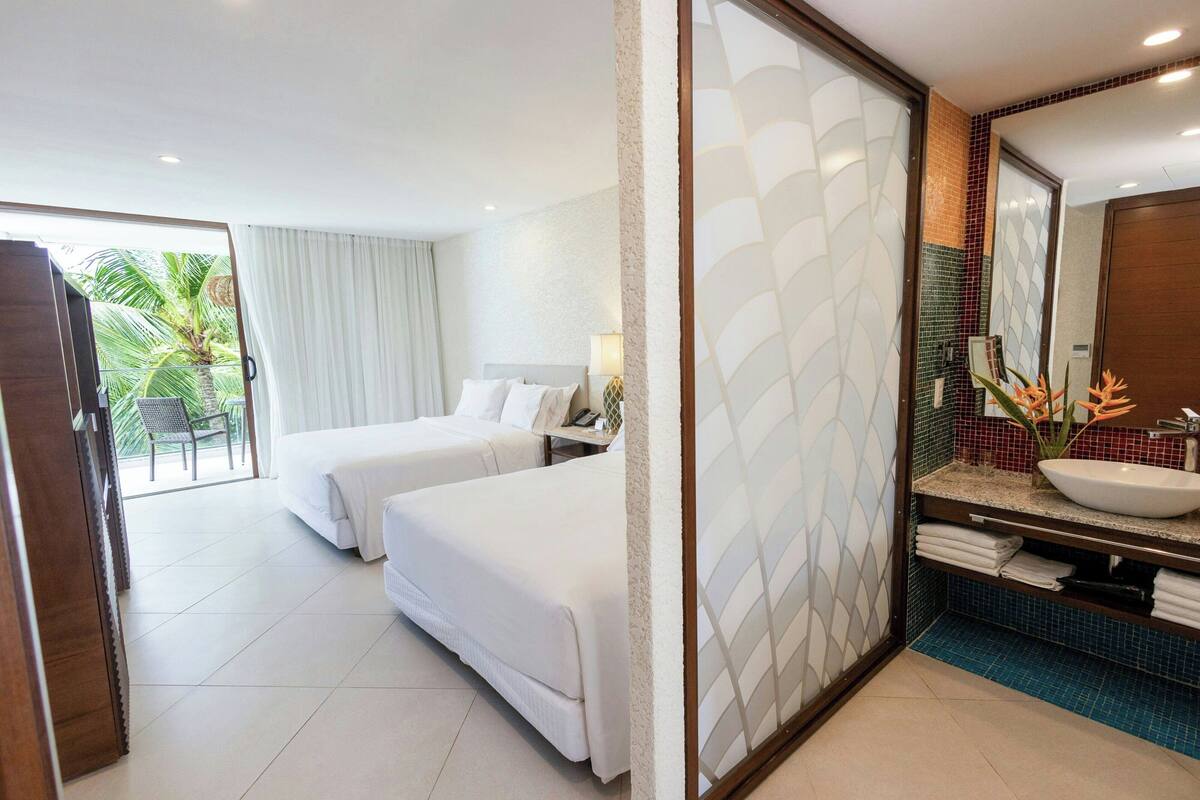 Kamar Deluks, 2 Tempat Tidur Queen, pemandangan kebun (2 Queens) | Minibar, brankas, meja kerja, dan tirai kedap cahaya