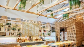 Petit déjeuner, déjeuner et dßner servis sur place, vue sur le jardin
