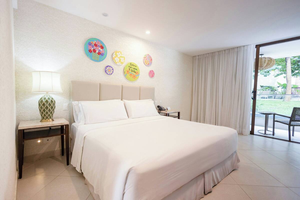 Kamar Superior, 1 Tempat Tidur King, akses difabel, pemandangan kebun (Balcony) | Minibar, brankas, meja kerja, dan tirai kedap cahaya