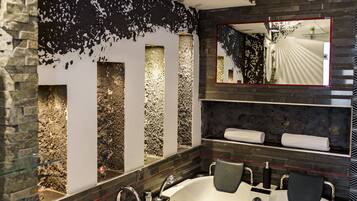 Quarto superluxo, banheira de hidromassagem | Banheiro | Chuveiro com efeito de chuva, produtos de toalete grátis