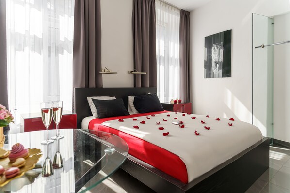 Habitación de lujo, hidromasaje | Minibar, espacio para trabajar con laptop y cortinas blackout 