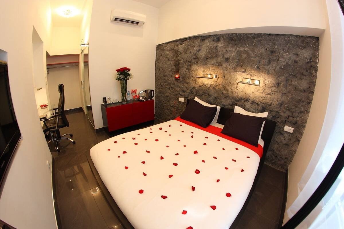 Minibar, laptop workspace, blackout curtains, free WiFi