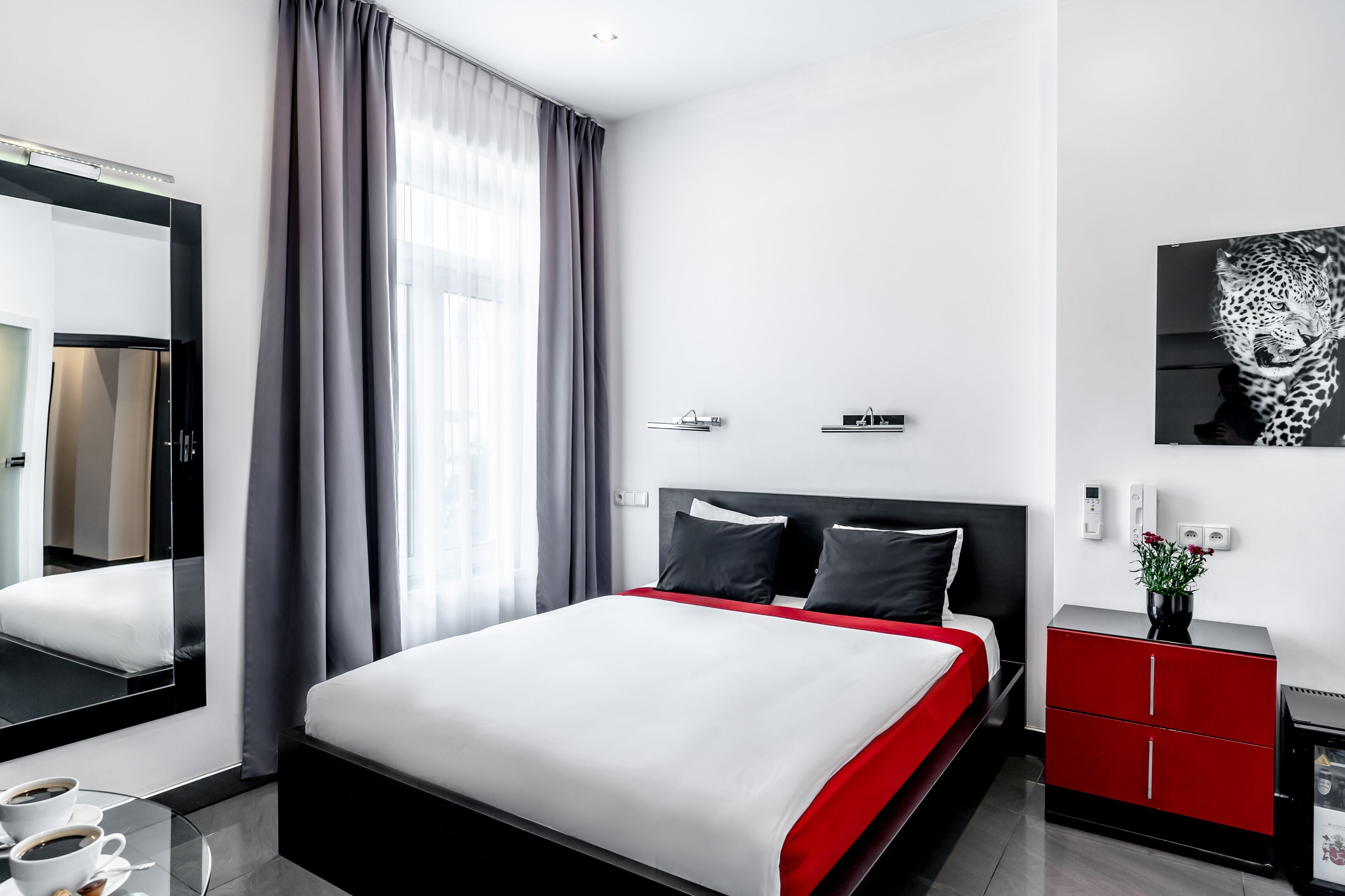 Quarto superluxo, banheira de hidromassagem | Frigobar, espaço de trabalho para notebook, cortinas blackout