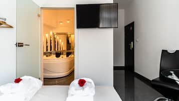 Minibar, espacio para trabajar con laptop y cortinas blackout