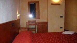 Desk, rollaway beds - Sportinia (Sauze d'Oulx)