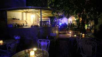 2 bars/lounges