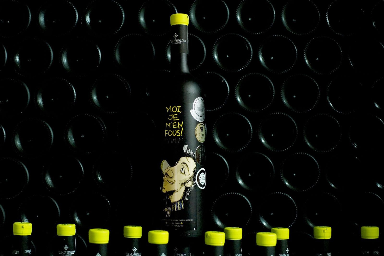 Una botella de Dominos con tapa amarilla, rodeada de botellas similares.
