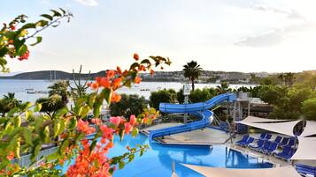 3 outdoor pools, pool umbrellas, pool loungers
