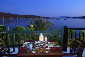 3 restaurants, breakfast, lunch, dinner served; Italian cuisine