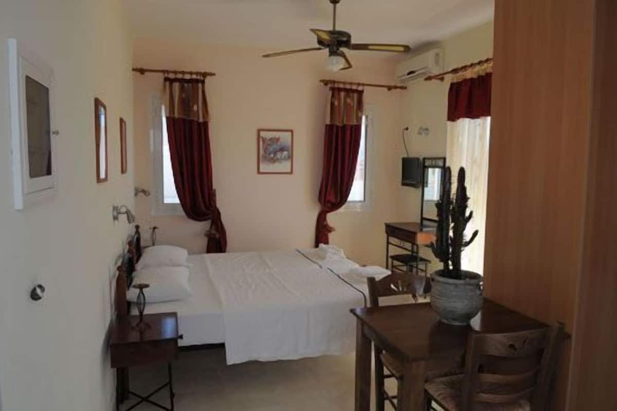 Superior Studio | Soundproofing, WiFi (free), bed sheets