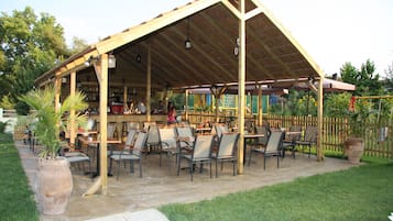Tempat makan luar
