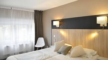 Deluxe tweepersoonskamer, 1 queensize bed | Een kluis op de kamer, een bureau, gratis wifi, rolstoeltoegang