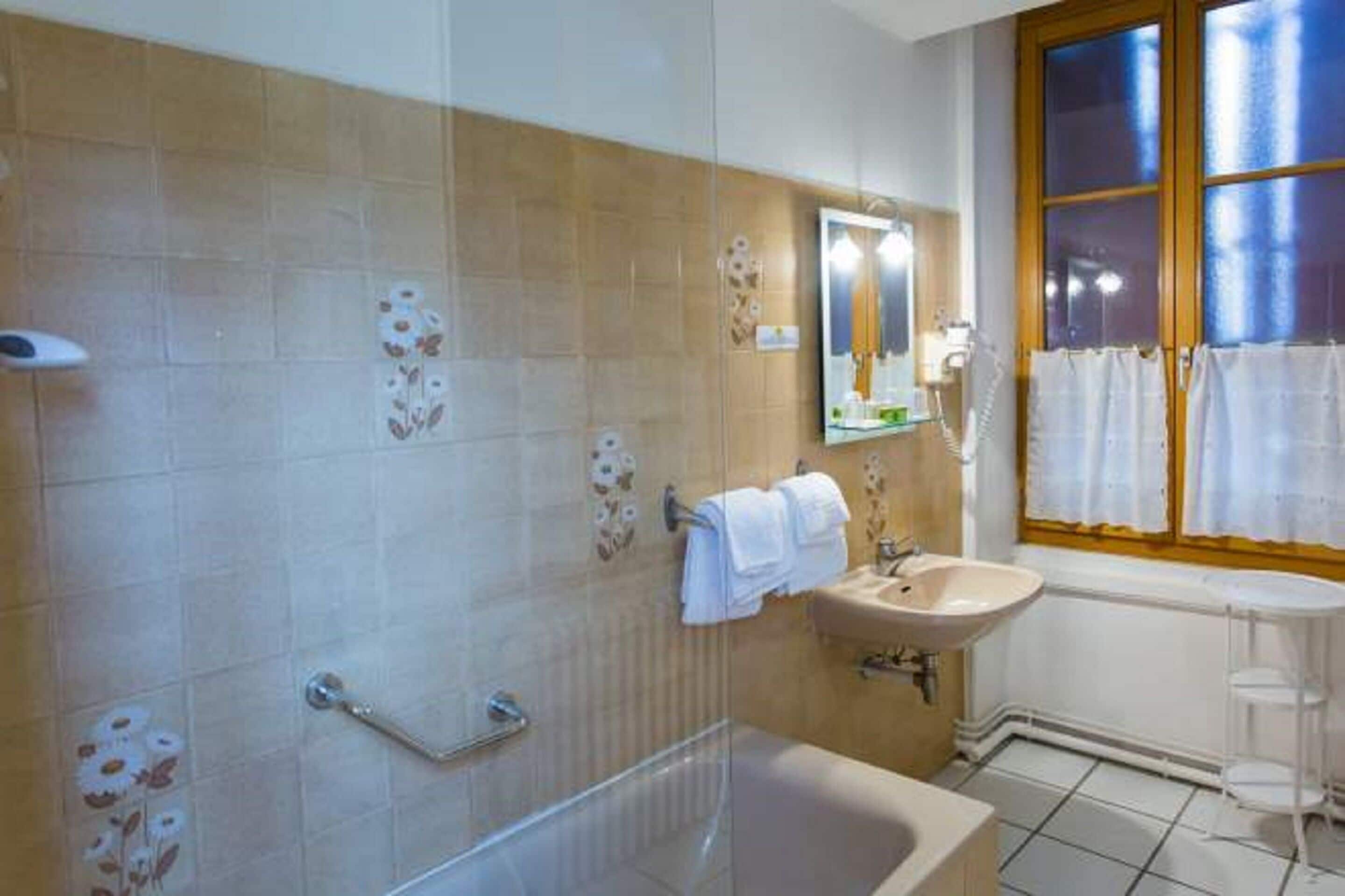 triple room | bathroom | hair dryer