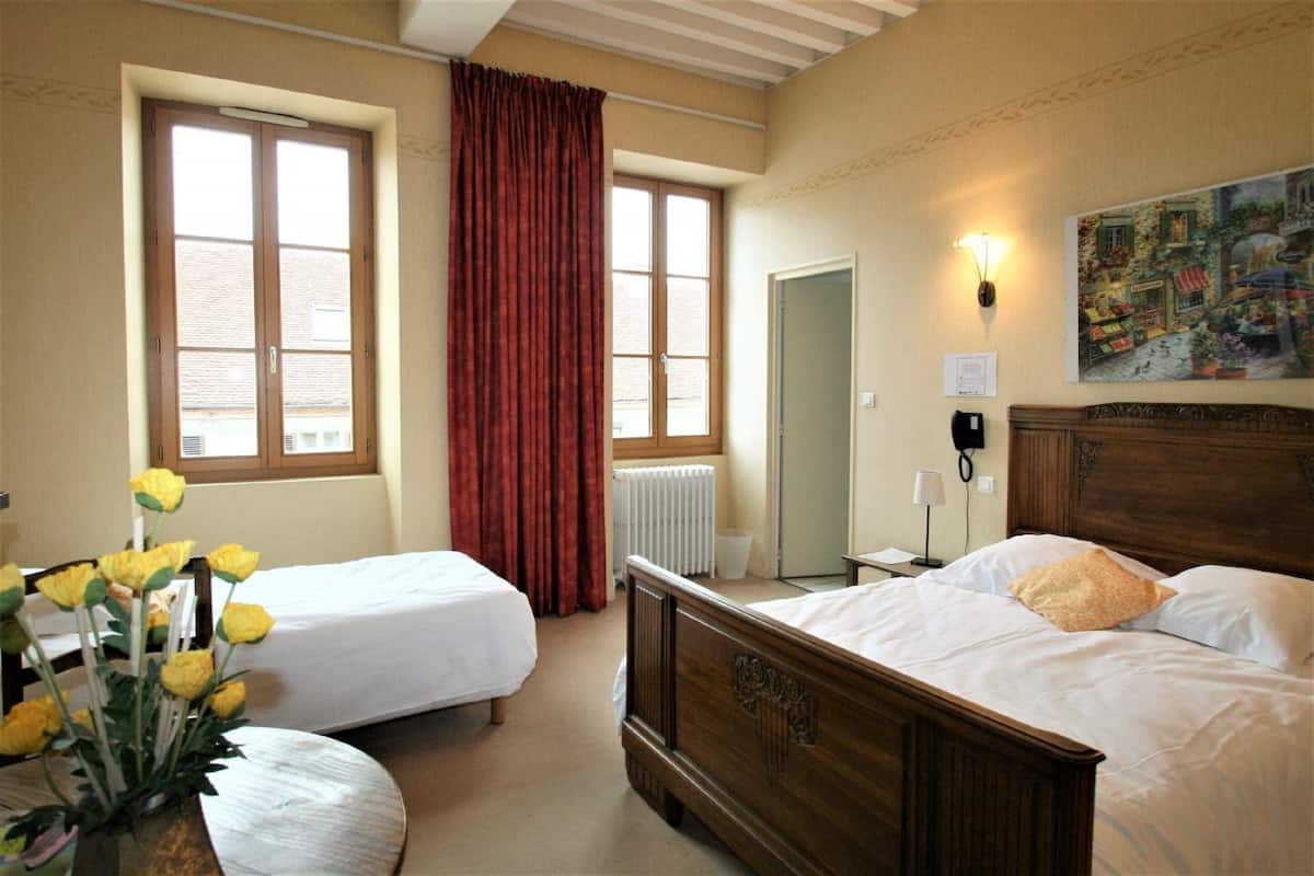 Driepersoonskamer | Een kluis op de kamer, een bureau, gratis babybedden, gratis wifi