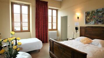 Triple Room | In-room safe, desk, free cots/infant beds, free WiFi