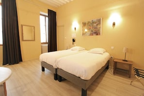 Tallelokero huoneessa, työpöytä, ilmaiset vauvansängyt, ilmainen Wi-Fi