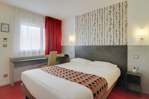 Double Room (Privilege) | Desk, blackout drapes, free WiFi, bed sheets - Brit Hotel Dijon Hermes (Couchey)