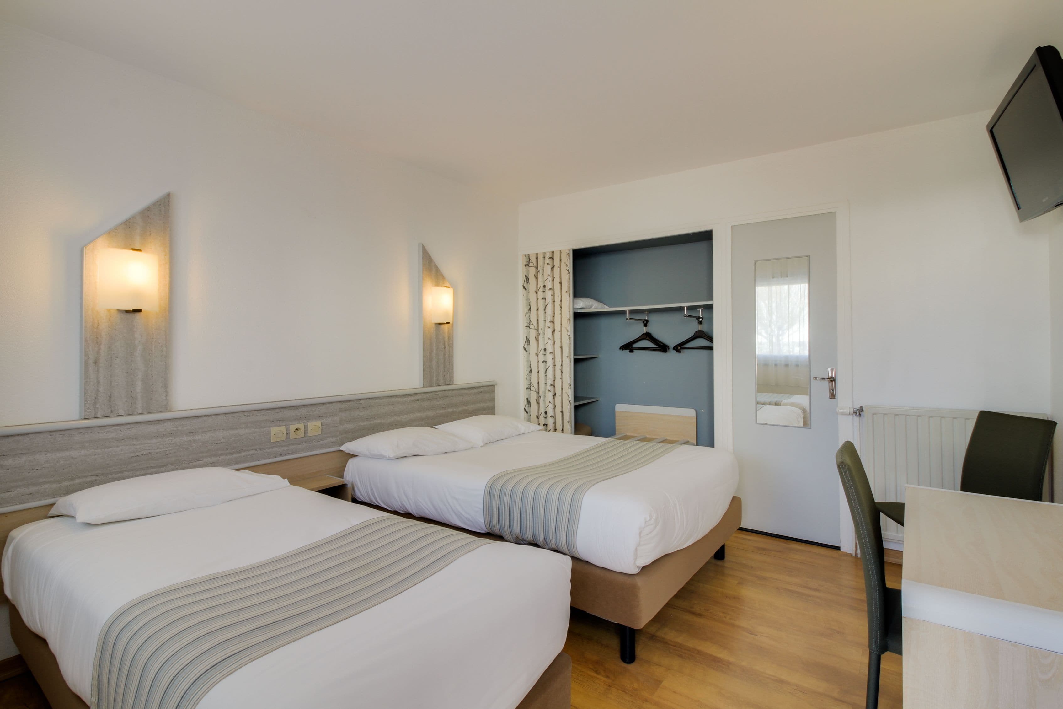 Habitación triple Confort | Escritorio, cortinas opacas, wifi gratis y ropa de cama