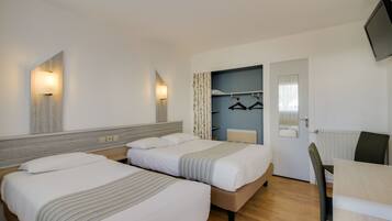 Chambre Triple Confort | Bureau, rideaux occultants, Wi-Fi gratuit, draps fournis