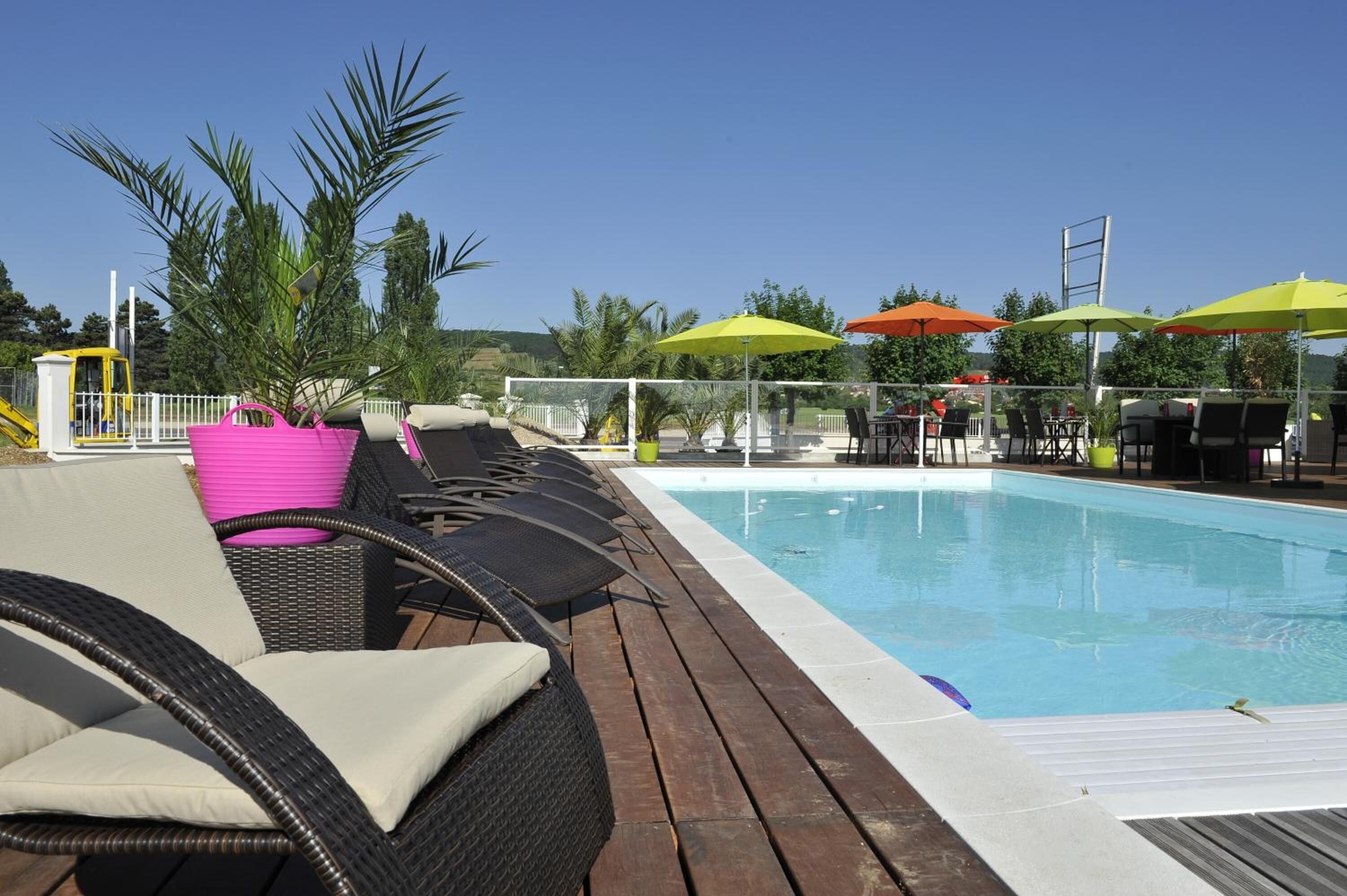 Una piscina al aire libre de temporada. Brit Hotel Dijon Hermes