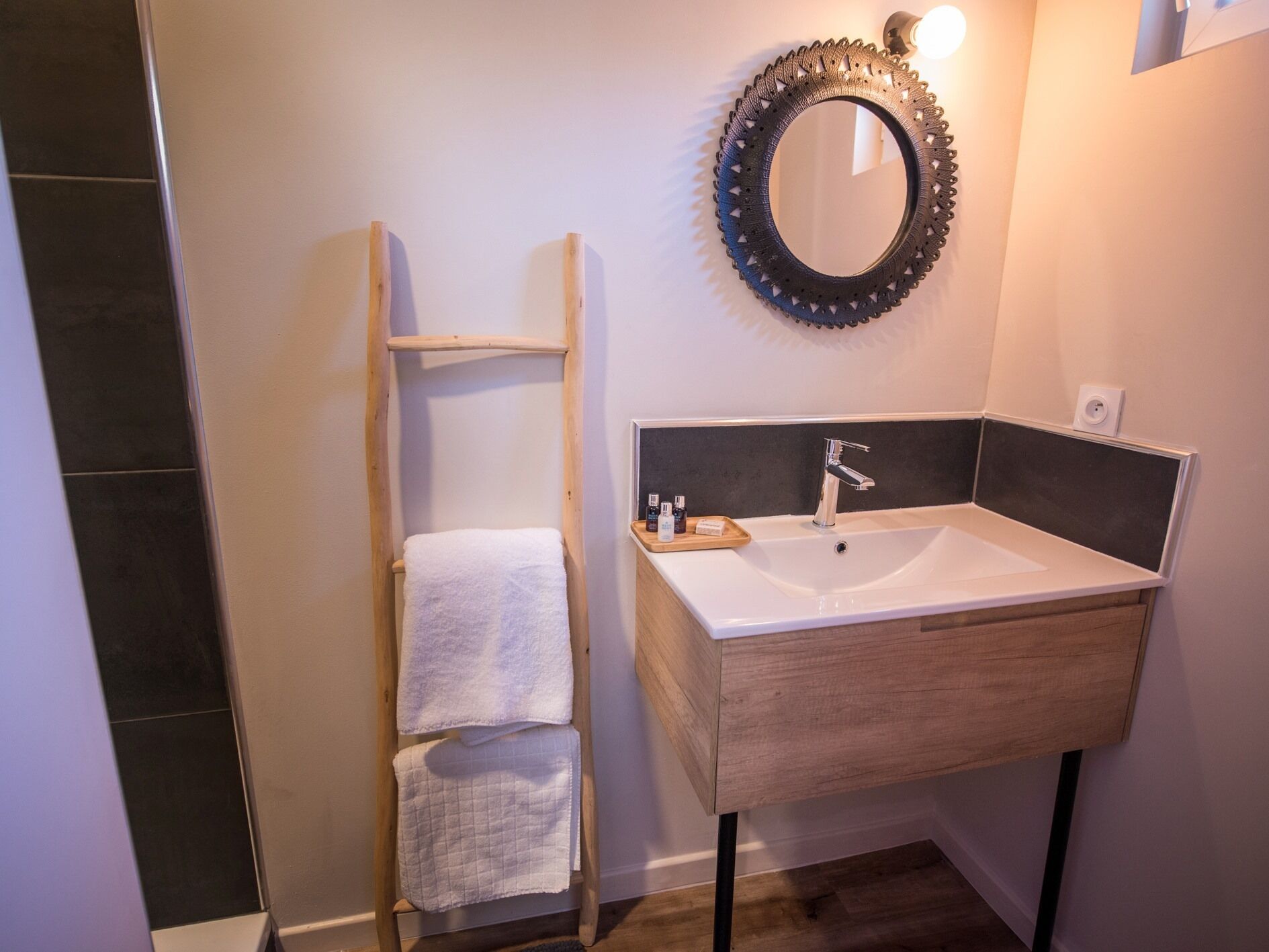 standard suite, city view | bathroom