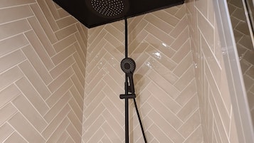 Ducha con cabezal negro y panel de control.