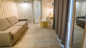 Un salon avec un canapé, une petite table sur laquelle se trouve une lampe, et un panier en osier.