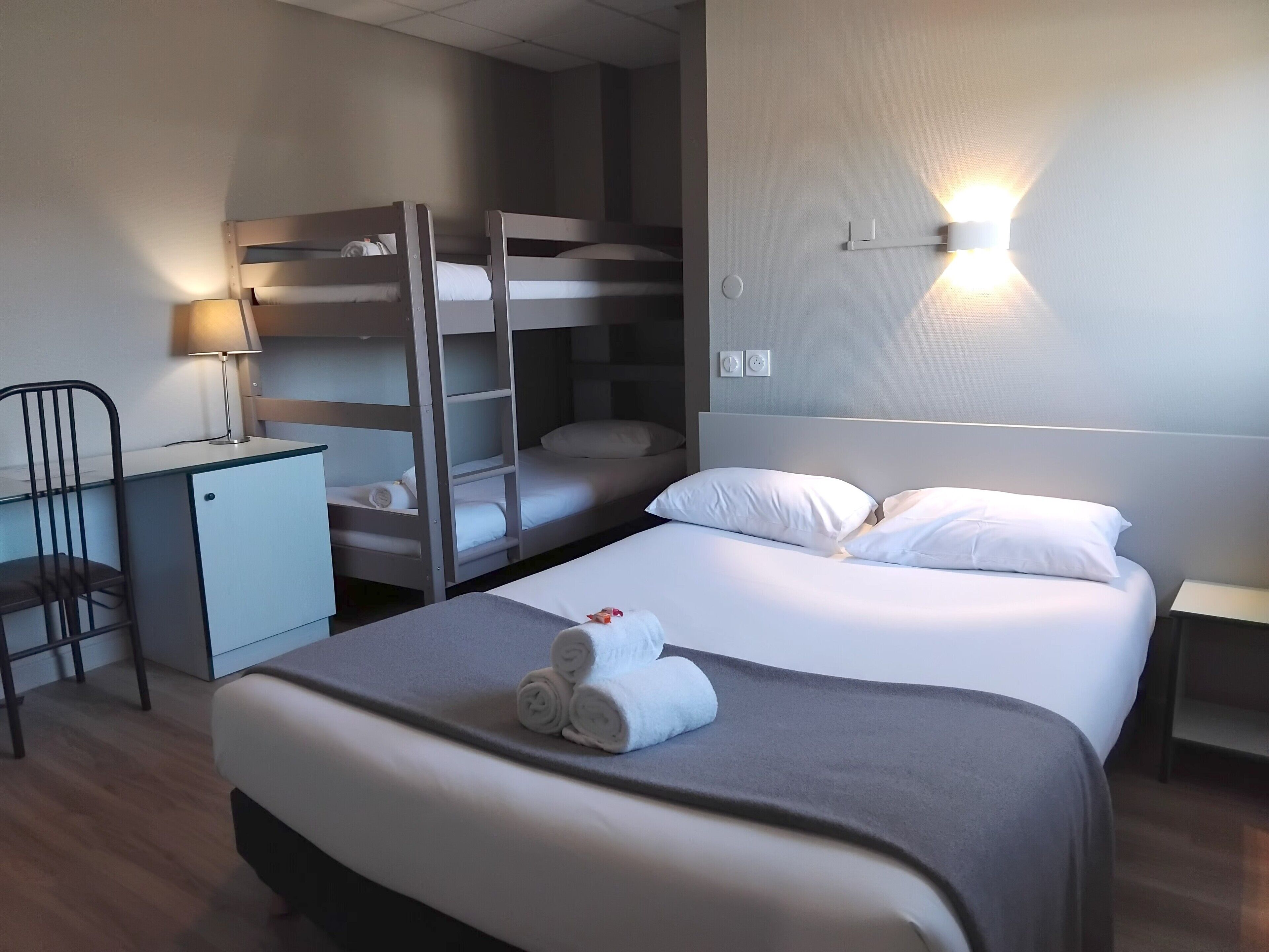 Neljän hengen huone | Yksilöllisesti sisustettu, työpöytä, pimennysverhot, äänieristys