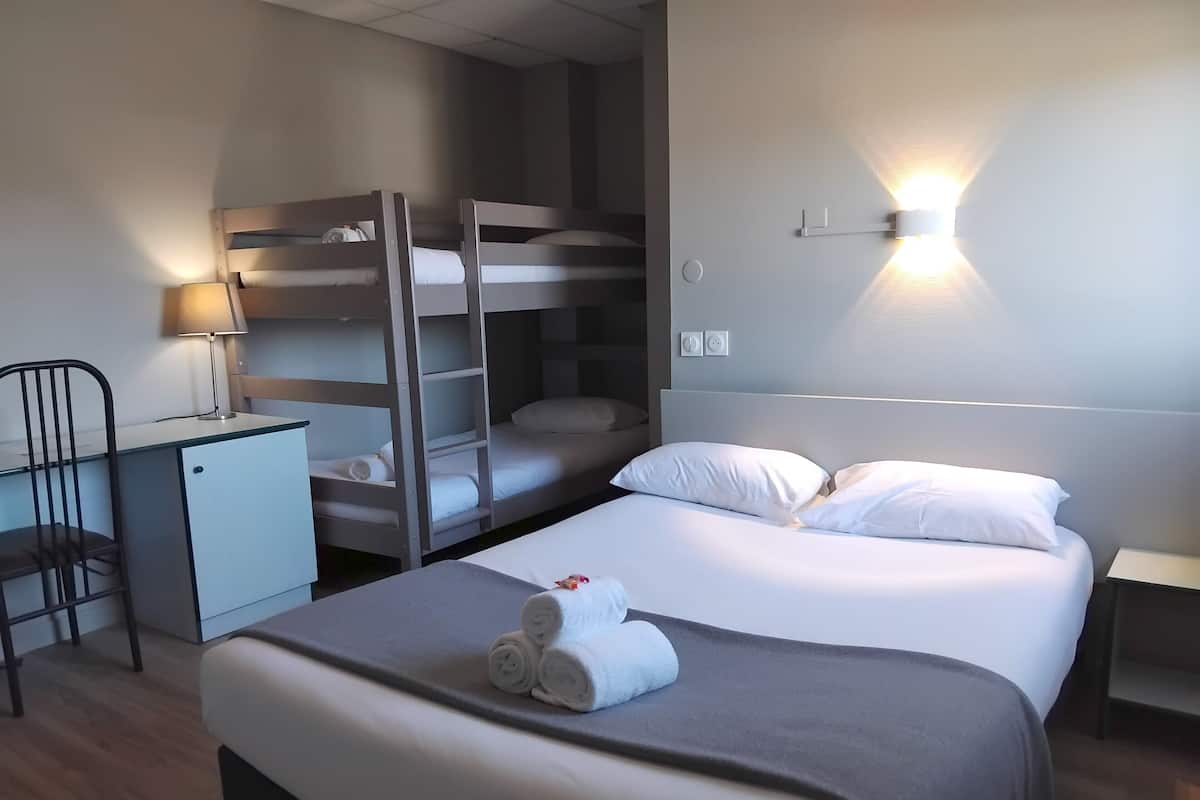 Neljän hengen huone | Yksilöllisesti sisustettu, työpöytä, pimennysverhot, äänieristys