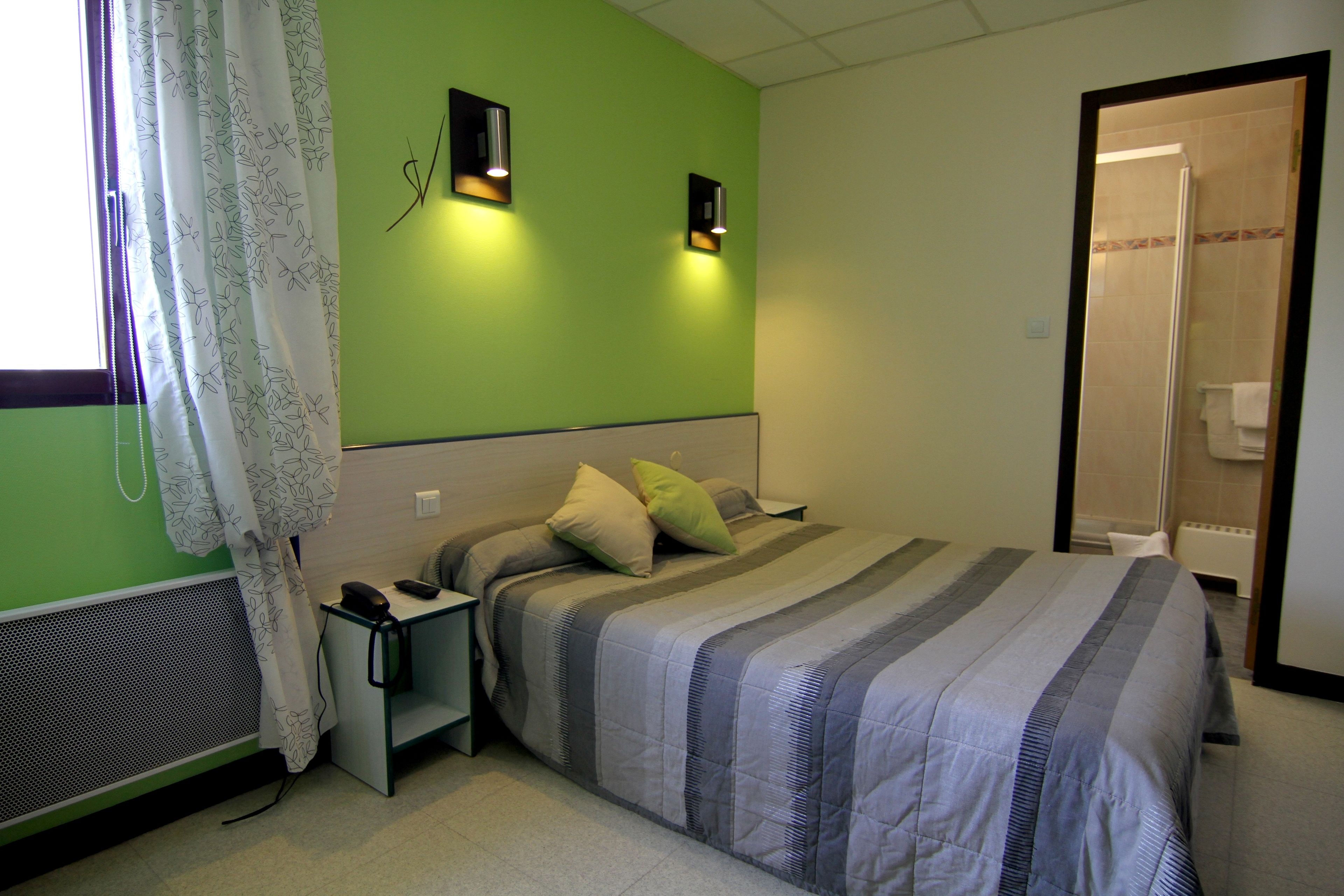 Kamar Double | Didekorasi berbeda-beda, meja kerja, tirai kedap cahaya, dan kedap suara