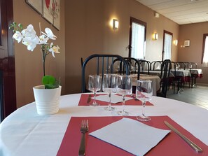 Daily buffet breakfast (EUR 11 per person) - Hotel Le Saint Vincent (Vourles)