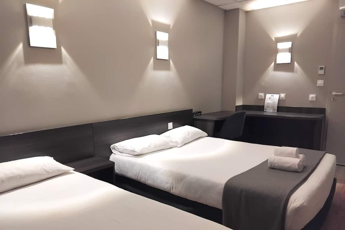 Kolmen hengen huone | Yksilöllisesti sisustettu, työpöytä, pimennysverhot, äänieristys