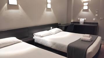 Kamar Triple | Didekorasi berbeda-beda, meja kerja, tirai kedap cahaya, dan kedap suara