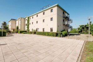 Exterior detail - Hotel Le Saint Vincent (Vourles)