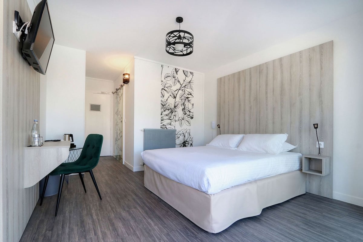 In-room safe, desk, free WiFi, bed sheets