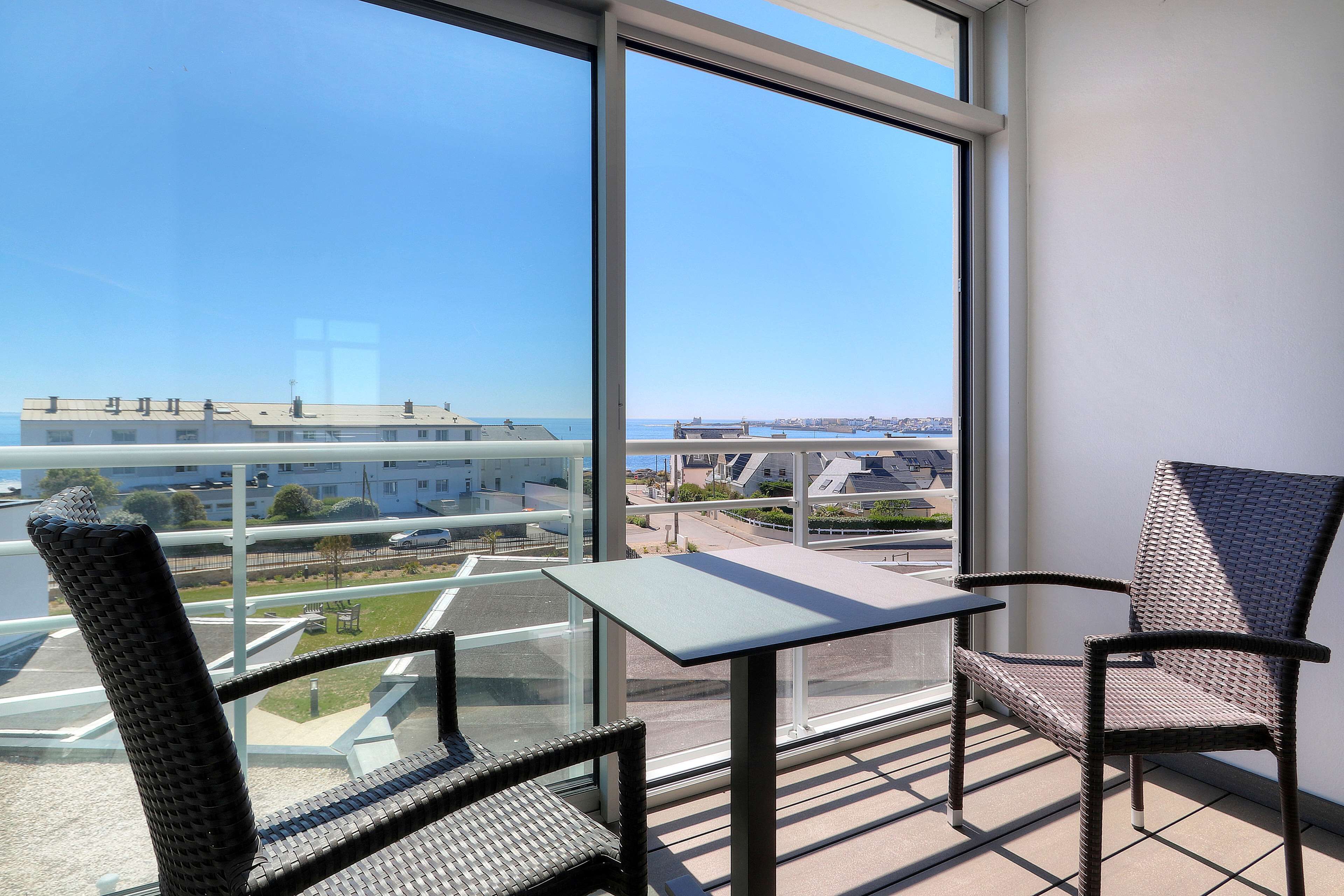 deluxe room, 1 queen bed, non smoking, balcony | 1 bedroom, in-room safe, desk, free wifi