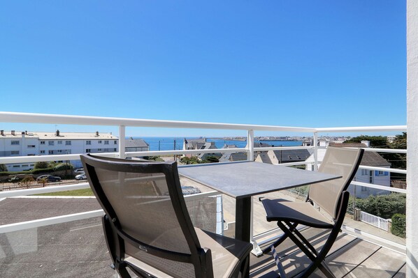 Deluxe Room, 1 Queen Bed, Non Smoking, Balcony | In-room safe, desk, free WiFi, bed sheets