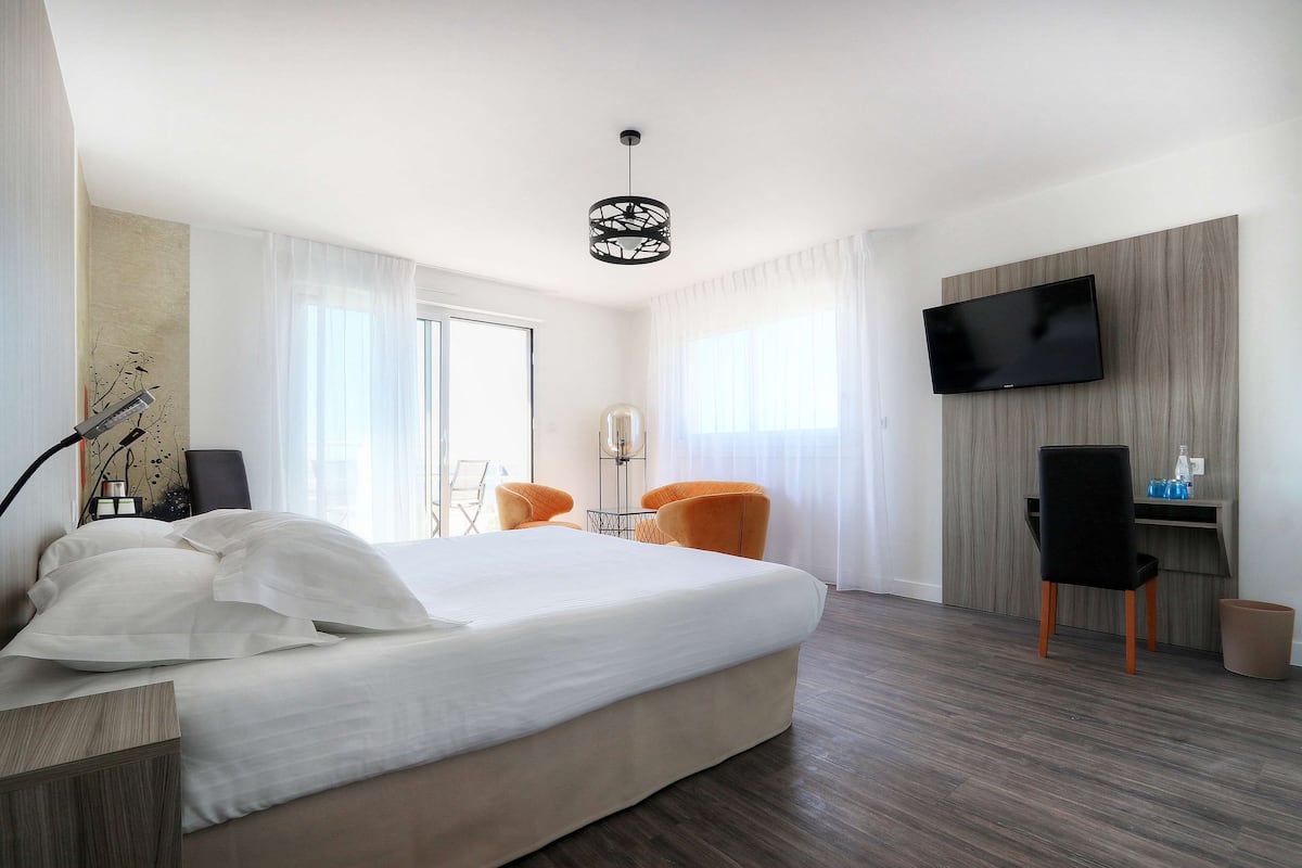 deluxe room, 1 queen bed, non smoking, balcony | 1 bedroom, in-room safe, desk, free wifi