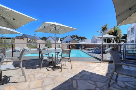Outdoor pool, sun loungers