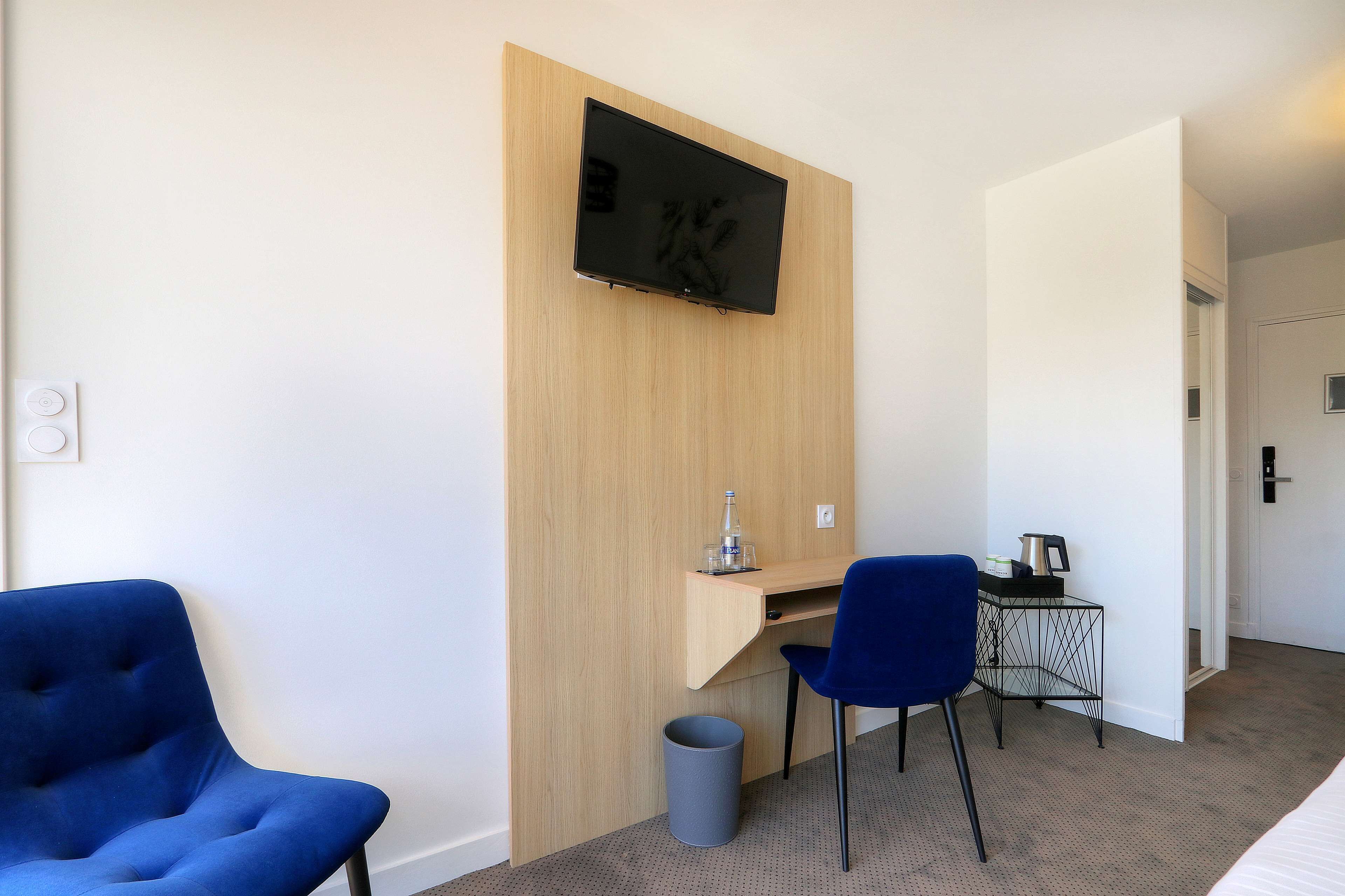 comfort room, 1 queen bed, non smoking, balcony (twin bed on request) | 1 bedroom, in-room safe, desk, free wifi