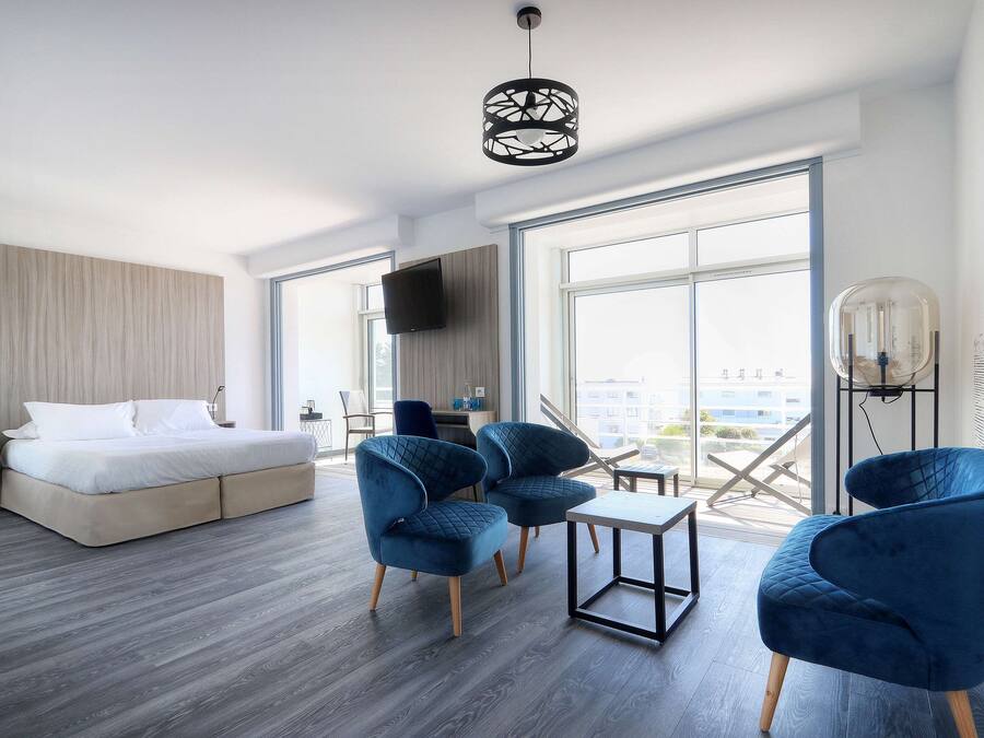 Deluxe Room, 1 Queen Bed, Non Smoking, Balcony | In-room safe, desk, free WiFi, bed sheets