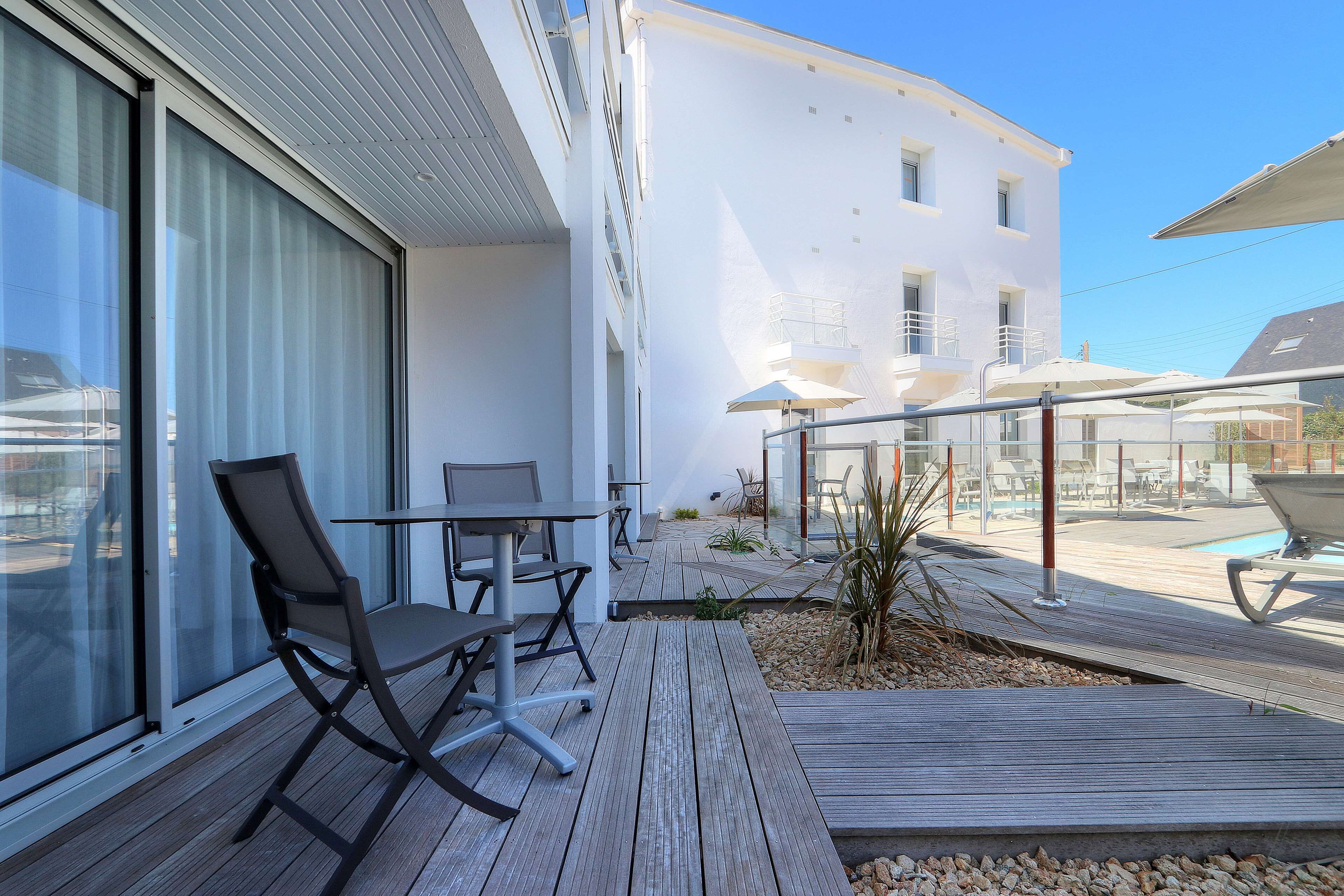 confort pool room | outdoor pool | outdoor pool, pool loungers