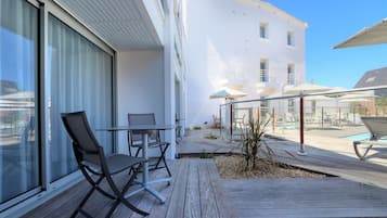 Chambre Supérieure | Piscine extérieure | Piscine extérieure, chaises longues