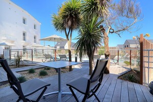 Habitación superior, 1 cama de matrimonio, terraza, junto a la piscina | Terraza o patio