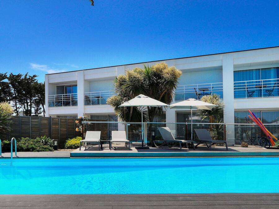 Piscina externa, espreguiçadeiras